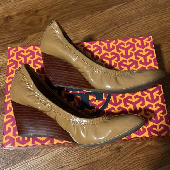 Tory Burch Tan Patent Leather Eddie Wedges, Size 6.5, EUC w/ Box - Picture 6 of 7